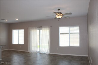 7712 Markarian St in North Las Vegas, NV - Foto de edificio - Building Photo