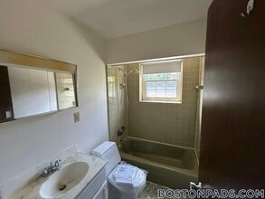 8 Brattle Dr in Arlington, MA - Building Photo - Building Photo