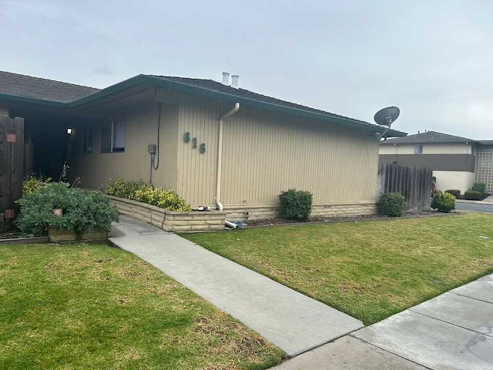 616 Carmelita Dr in Salinas, CA - Building Photo