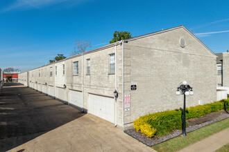 3800 Tanglewilde St in Houston, TX - Building Photo - Primary Photo