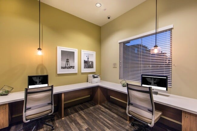 Haven 76 in Escondido, CA - Foto de edificio - Building Photo
