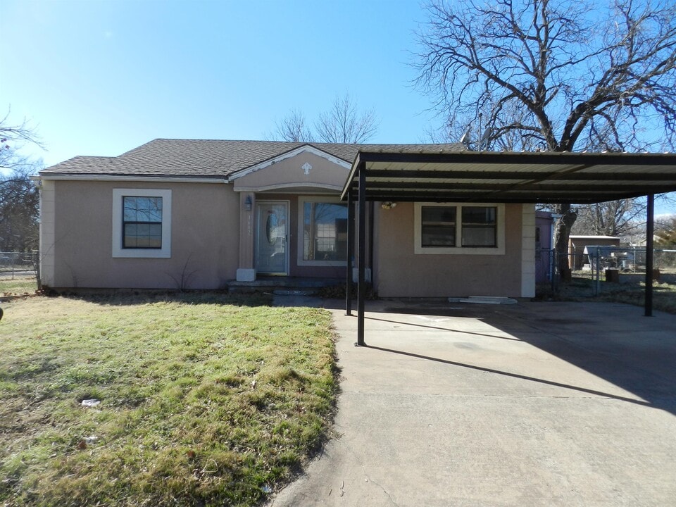 1602 NW 12th St in Lawton, OK - Building Photo