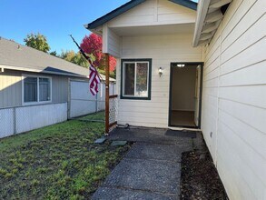 572 Mountain View Dr in Central Point, OR - Building Photo - Building Photo