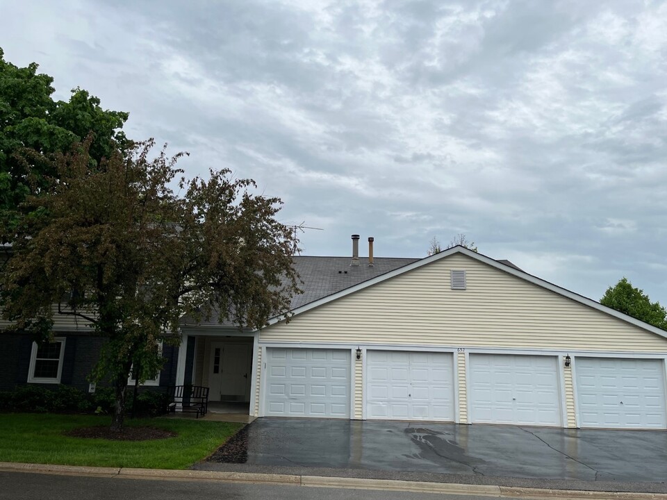 652 Mallard Ct in Bartlett, IL - Building Photo
