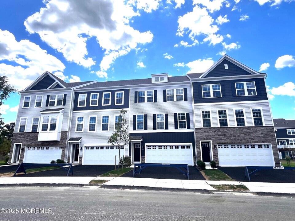 18 Rothbury Ct in Tinton Falls, NJ - Building Photo