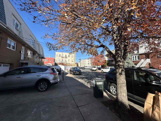 100 E 25th St in Bayonne, NJ - Building Photo - Building Photo