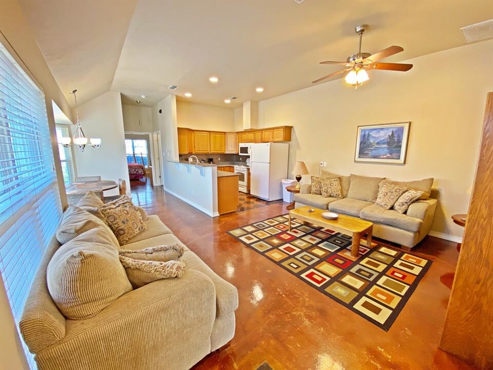 1036 Sherrill Ln in Lexington, TX - Building Photo