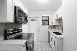 5246 Sunderland Rd in Jacksonville, FL - Building Photo - Building Photo