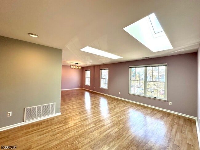 184 Milkweed Ct in Three Bridges, NJ - Building Photo - Building Photo