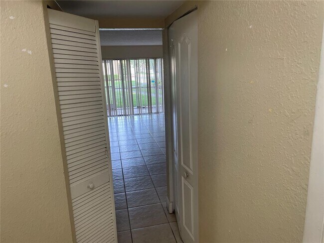 4235 N University Dr, Unit 107 in Sunrise, FL - Building Photo - Building Photo