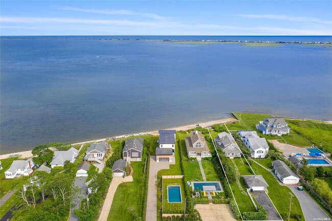 21 Bayside Ave in East Quogue, NY - Building Photo - Building Photo