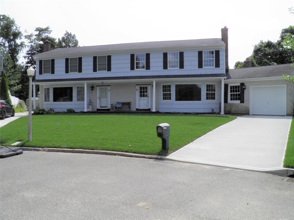 12 Sundale Ct in Smithtown, NY - Building Photo