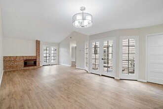 5571 Adobe Falls Rd in San Diego, CA - Foto de edificio - Building Photo