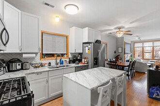 2033 W Huron St, Unit 1 in Chicago, IL - Building Photo - Building Photo