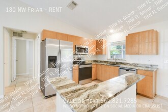 180 NW Friar St in Port St. Lucie, FL - Foto de edificio - Building Photo