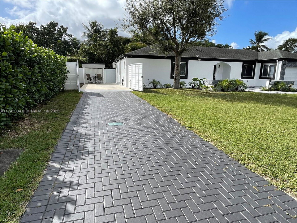 15534 SW 153rd St in Miami, FL - Building Photo