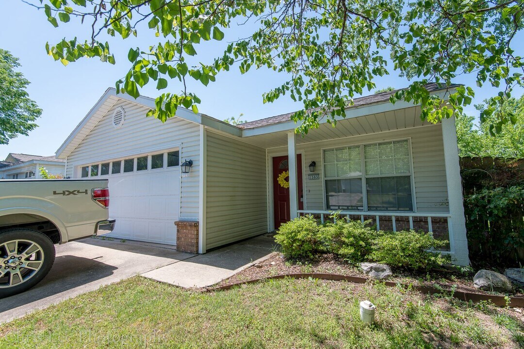 1565 Timbercrest Ave in Fayetteville, AR - Building Photo