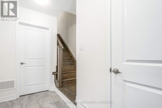 8 Fusilier Dr in Toronto, ON - Building Photo - Building Photo