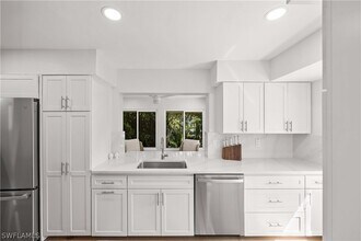 375 8th Ave S in Naples, FL - Foto de edificio - Building Photo