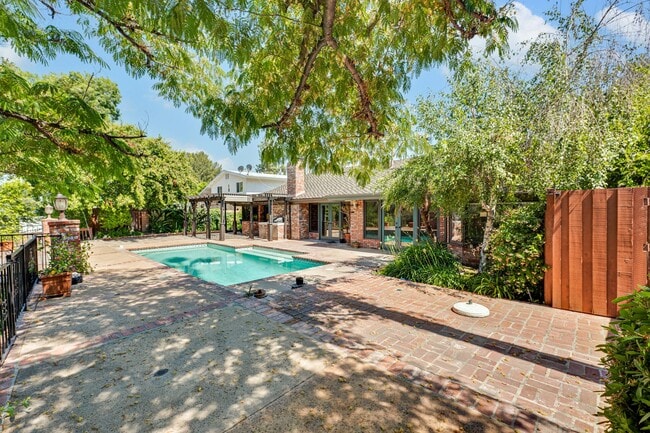 5453 Lockhurst Dr in Los Angeles, CA - Building Photo - Building Photo