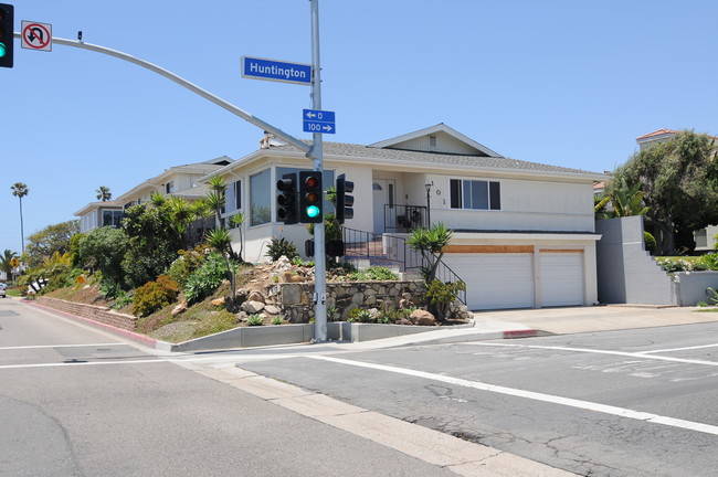 101 Huntington St in Huntington Beach, CA - Foto de edificio - Building Photo