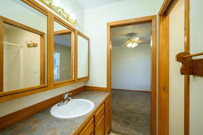 1411 NE Logan St in McMinnville, OR - Building Photo - Building Photo