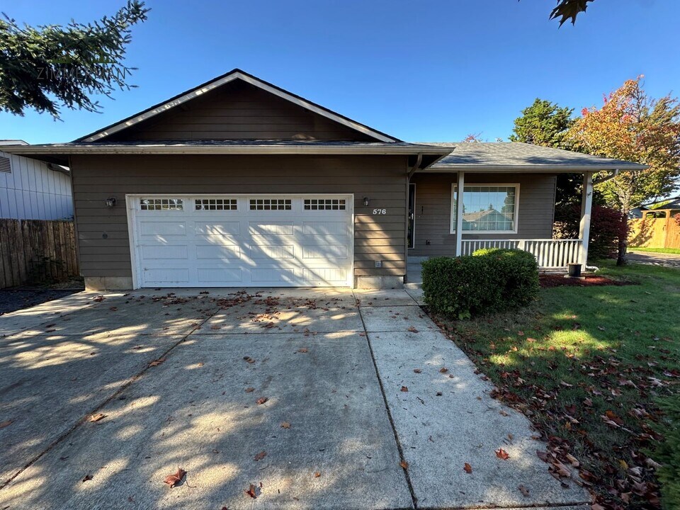 576 S 35th St in Springfield, OR - Building Photo