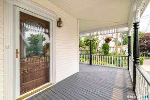 18 Elm Tree Pl in Stamford, CT - Building Photo