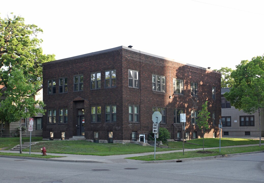 Dinkytown Apartment in Minneapolis, MN - Building Photo