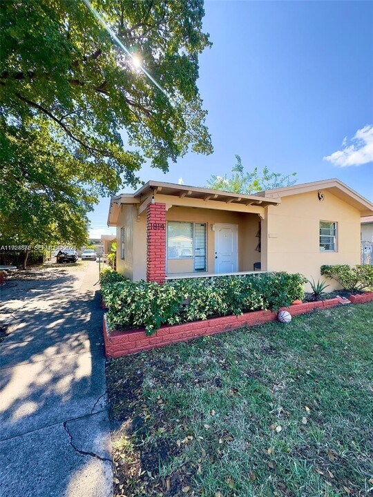 1814 Washington St in Hollywood, FL - Building Photo