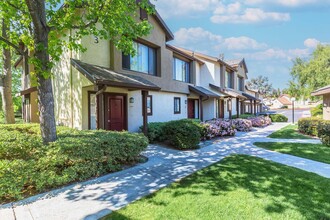 Emerald Court Apartment Homes in Lake Forest, CA - Foto de edificio - Building Photo