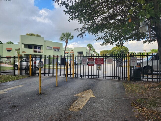 11011 NW 7th St in Miami, FL - Building Photo - Building Photo