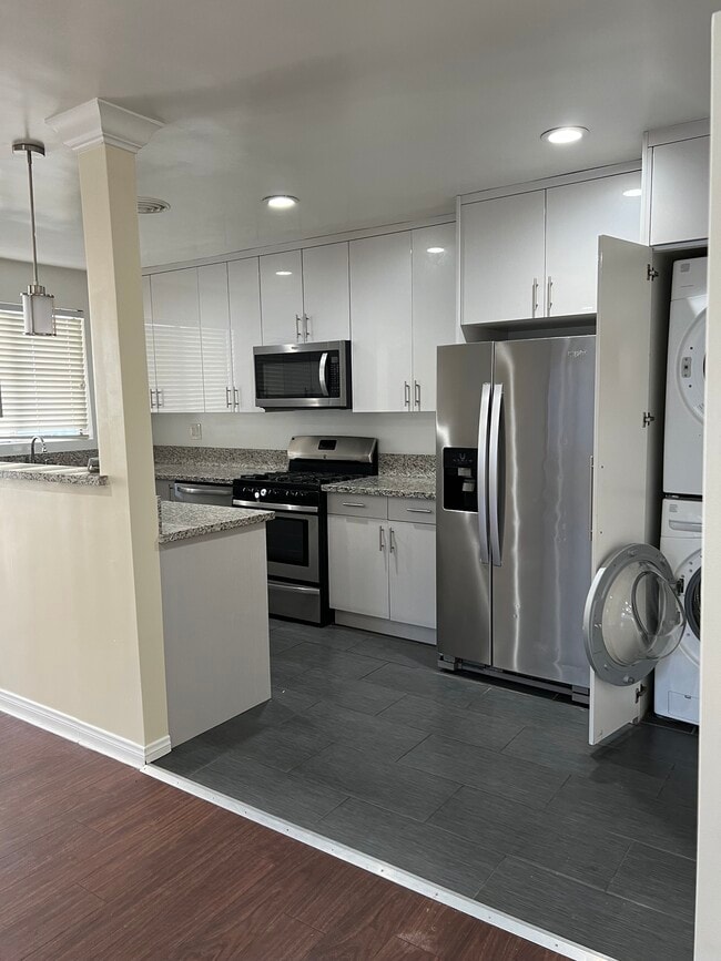 522-528 N Alexandria Ave