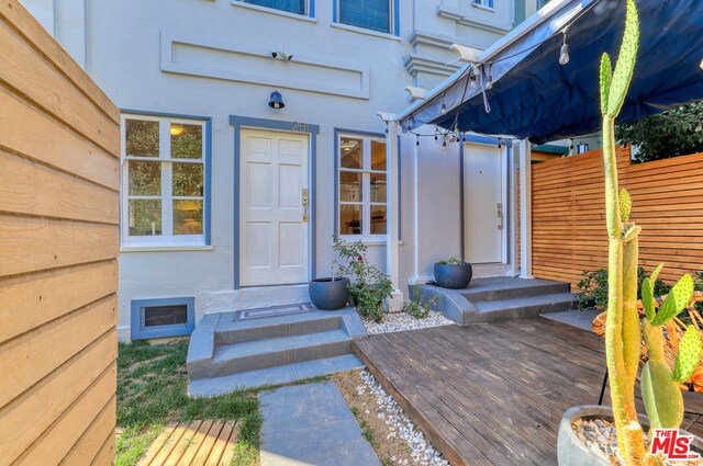 251 Columbia Pl in Los Angeles, CA - Building Photo