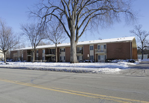 Lyn Villa Apartments in Bloomington, MN - Building Photo