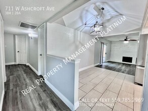 711 W Ashcroft Ave in Clovis, CA - Building Photo - Building Photo