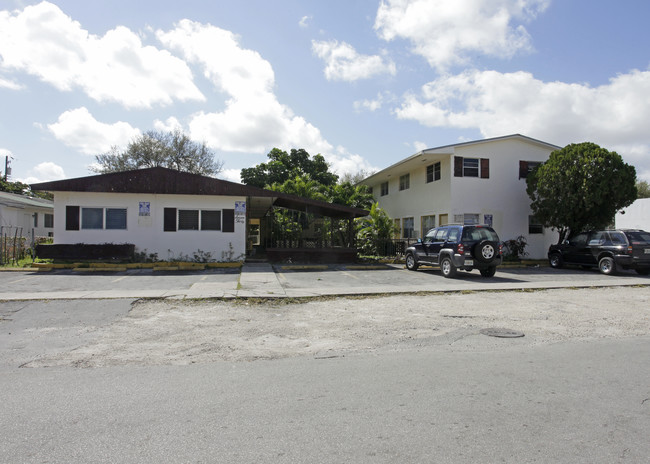 730 NE 128th St in North Miami, FL - Foto de edificio - Building Photo