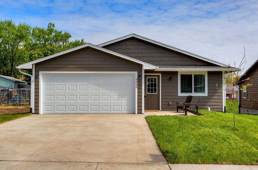 275 Hillside Dr in Pleasant Hill, IA - Building Photo