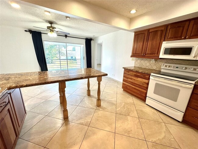 3111 Coral Springs Dr, Unit 215 in Coral Springs, FL - Building Photo - Building Photo