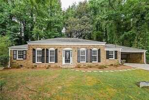 260 River Valley Rd NW in Sandy Springs, GA - Building Photo