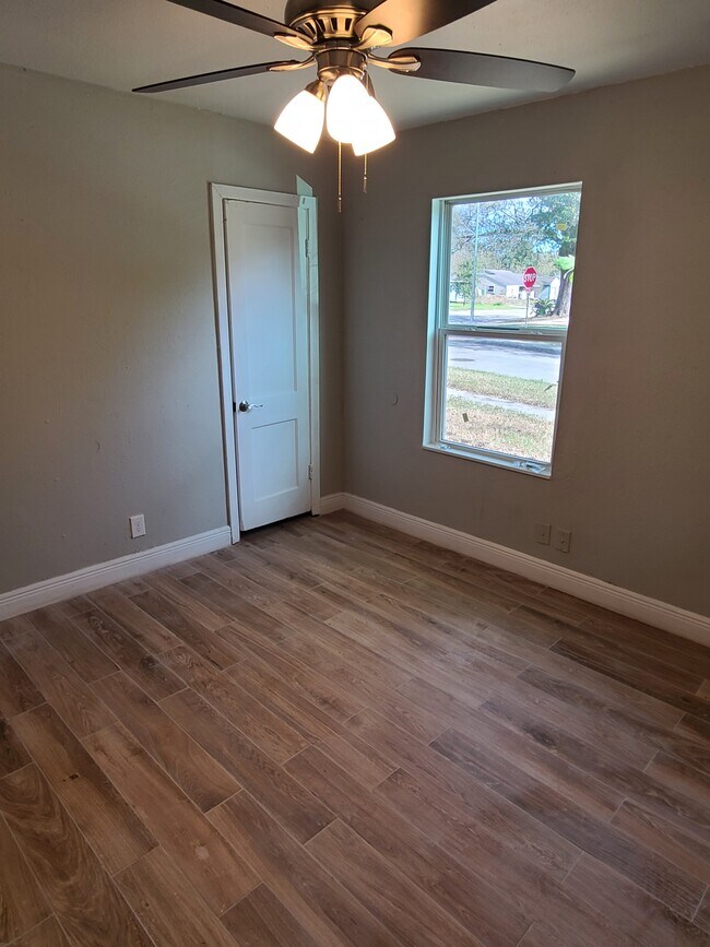 5862 Southville St photo'