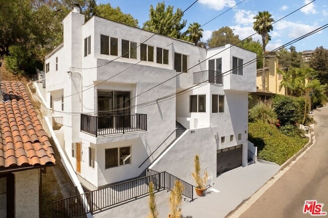 2619 Rinconia Dr in Los Angeles, CA - Building Photo - Building Photo