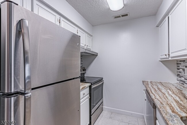 420 Ravens Crest Dr in Plainsboro, NJ - Building Photo - Building Photo