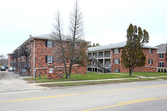 Edon Apartments in Iowa City, IA - Building Photo - Building Photo