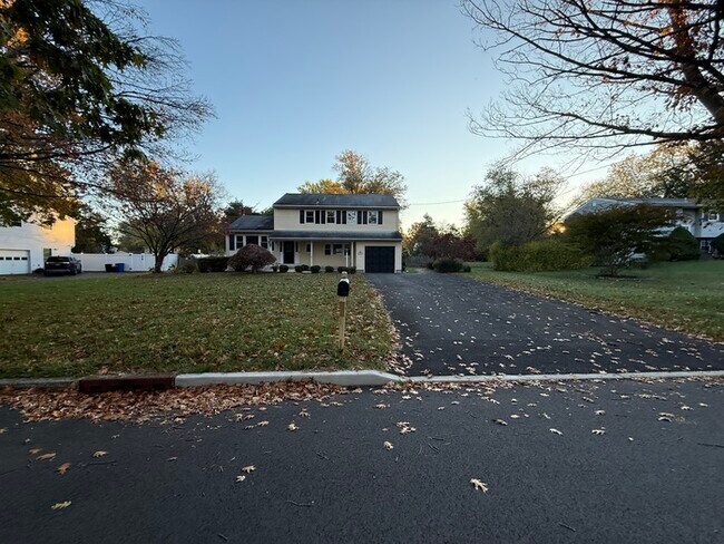 16 Meadowview Dr in East Windsor, NJ - Building Photo - Building Photo