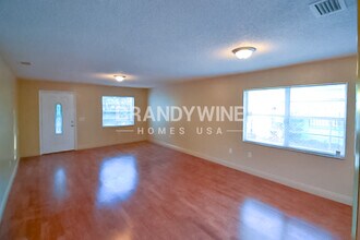 2606 32nd Village Ave in Tampa, FL - Building Photo - Building Photo