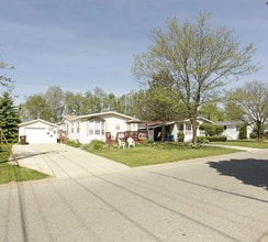 Meadow Lake Estates in White Lake, MI - Foto de edificio - Building Photo