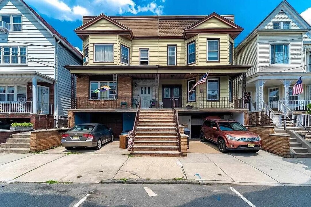 79 W 16th St in Bayonne, NJ - Building Photo