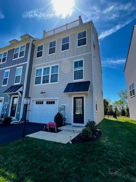 5931 McComb St in Crozet, VA - Building Photo