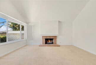 5641 Lynnbrook Plz in Yorba Linda, CA - Foto de edificio - Building Photo